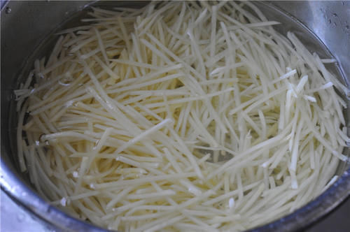 不管什么时候，土豆和它不能一起吃，却很多人爱吃，许多人中招了