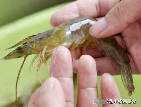 原来椒盐虾做法如此简单,外酥里嫩咸香入味,学会不用去饭店了