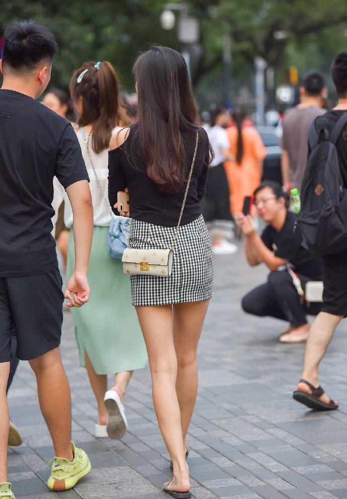 姑娘姐|选定靓丽短裙,尽享那份可贵的放松满意,秀出从简前卫美