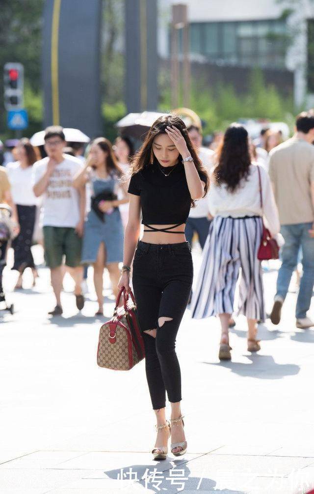 街拍玉面淡拂的美丽小姐姐,休闲简约中凸显时尚气质