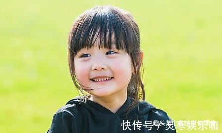 孩子|孩子社交能力不行,毁于父母的不放手?明智父母做到3件事
