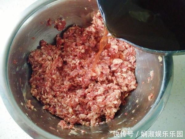 饺子里加什么最香?很多人都不知道,教你1招,保证鲜香多汁