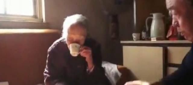 喝酒|104岁老奶奶,一天5包烟、1斤白酒劝我戒酒的医生,早都死了
