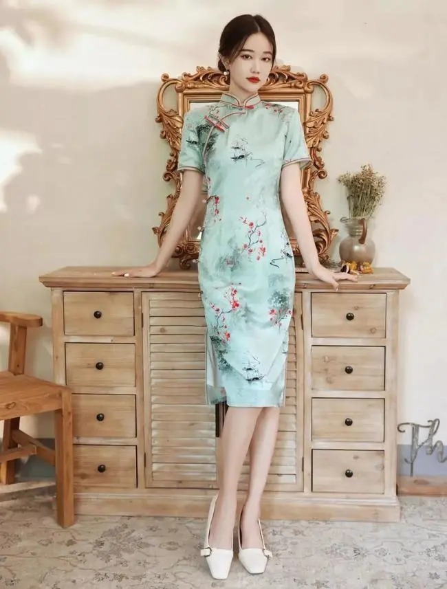 高跟鞋|清新绿色旗袍，优雅得体，也许就在不轻易间就会让你清凉一夏！