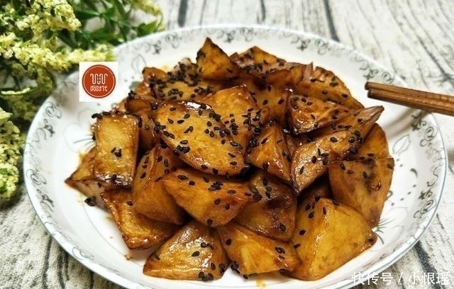 亲爱的|土豆新吃法,这么做简单又美味,比肉都好吃,做一盘,上桌就光盘
