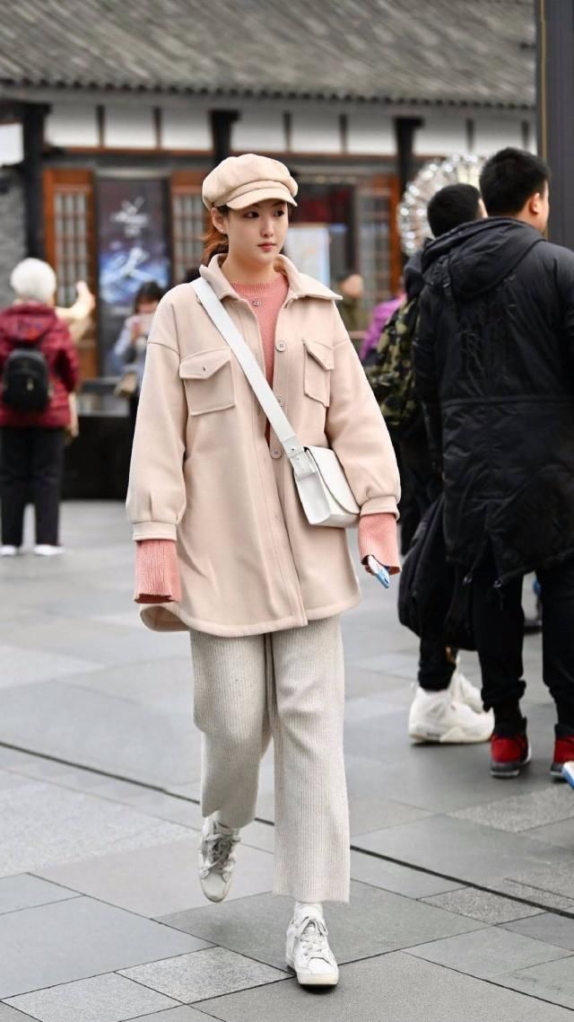 青春活力展现出淡淡高雅的品味，舒适利落显满满的时尚气息