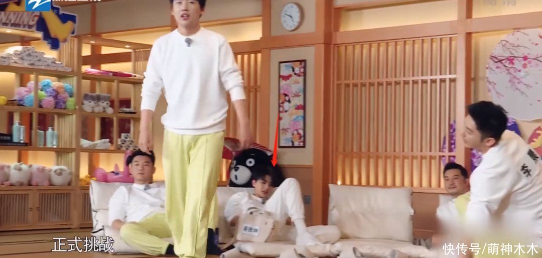 節目|蔡徐坤《奔跑吧》玩手機被發現，常駐MC都在努力，他卻在摸魚