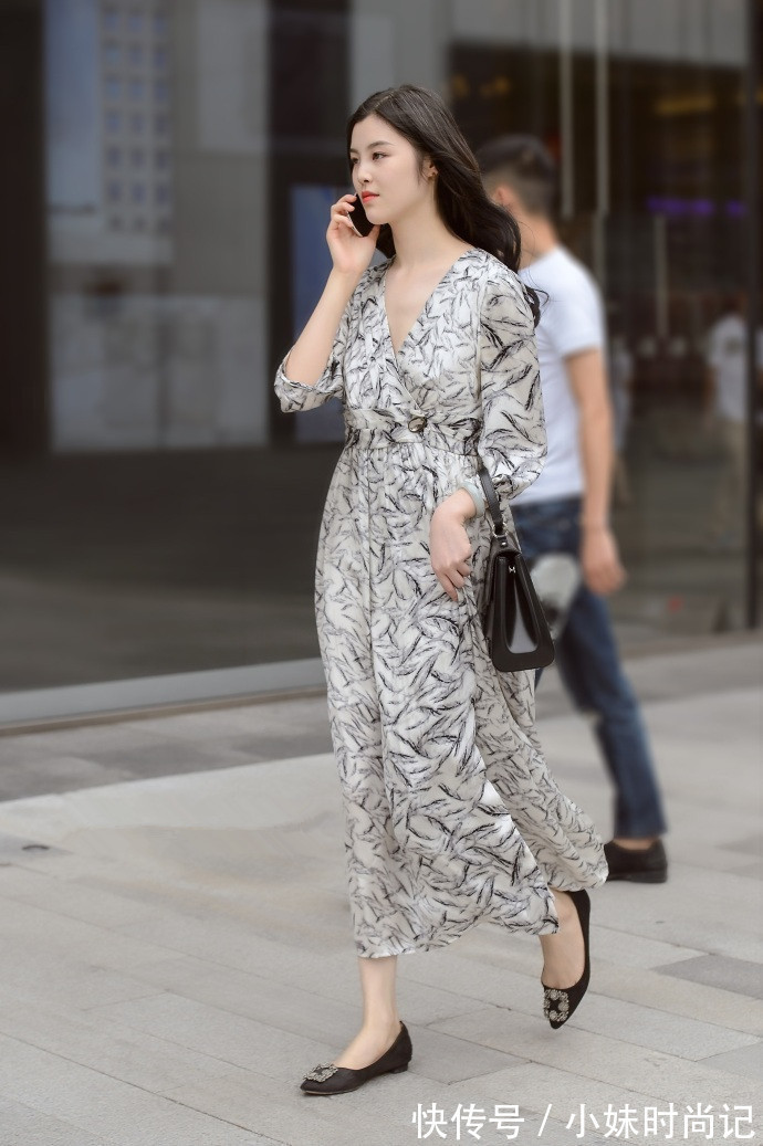 街拍 成都街拍,雪纺纱连衣裙与尖头高跟鞋的搭配,性感又不失魅力