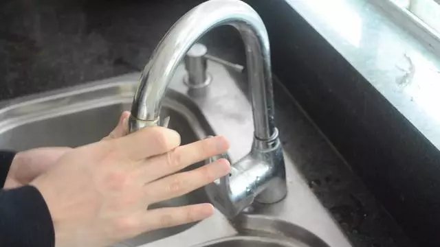 妙用|用完的牙膏管别扔掉，放在厨房一年能省不少钱，邻居见了纷纷学