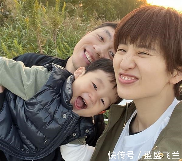 姚彦|许昕抱儿子出镜,妻子秀出搞怪表情,结婚5年家庭事业双丰收!