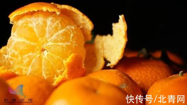 橘子|大量吃橘子会变成“小黄人”？橘子上的白丝不能吃？