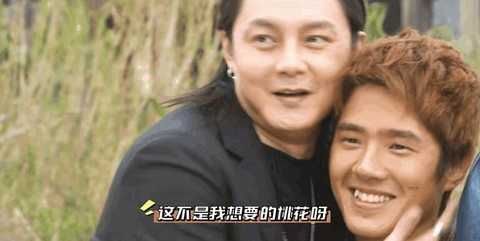 35岁尹正胖成发面馒头，三层下巴堆满脖颈，网友说他的焖菜不可靠