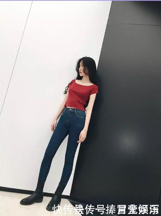 甜美|紧身牛仔裤简单又经典,还能衬托出女性优雅甜美的气质