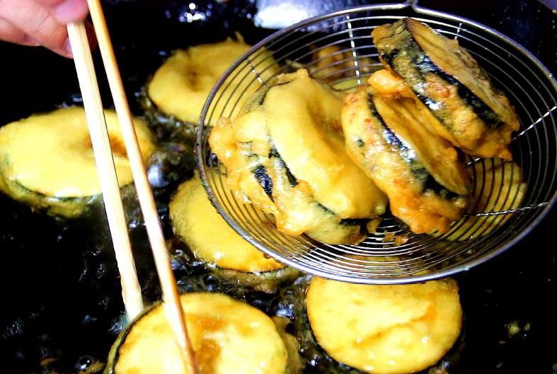 面粉|炸茄盒别只用面粉和鸡蛋，有三样料不可少，酥脆不回软，教您方法