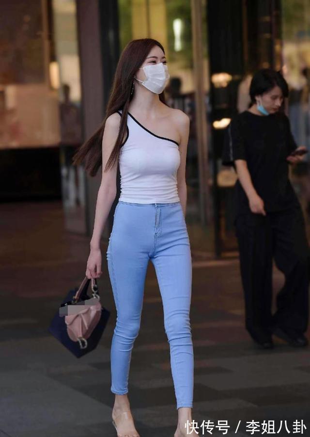 小姐姐 单肩背心搭配牛仔裤,尽显小姐姐青春的魅力