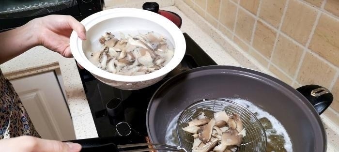 炒蘑菇前要不要先焯水，不懂进来了解一下，这才是蘑菇的正确做法