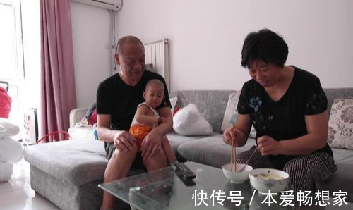 孙子|姥姥沉迷电视,忘给孙子喂奶,接下来宝宝动作熟练地让人“想笑”