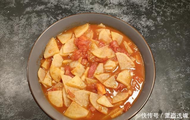 汤汁|土豆和西红柿一起炒,原来这么好吃,米饭煮少了不够吃,太下饭了
