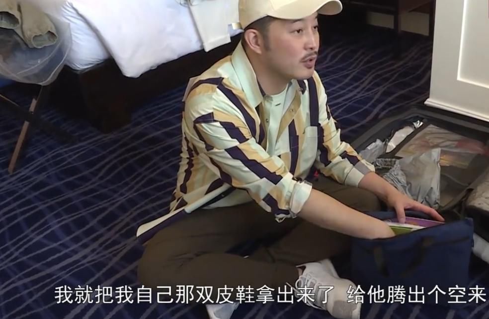  棉花|蔡徐坤吃棉花糖的时候，谁注意到身后的baby在干啥？当妈的秒懂