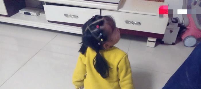 女儿|“女儿奴”爸爸哄女儿吃饭不成,忍不住挥起扫帚,宝宝却哈哈大笑