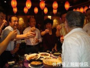 喝酒&饭局上,有这2个细微动作的人,说明城府太深,别深交,能避则避