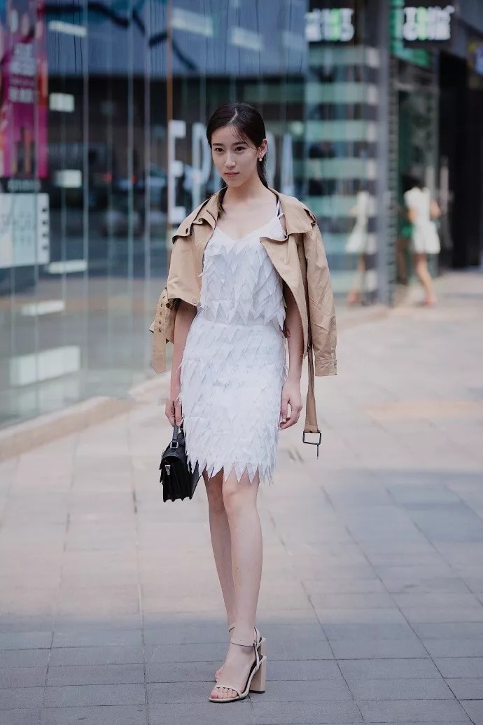 街拍:高跟鞋优雅时尚,女生穿上去更有女人味