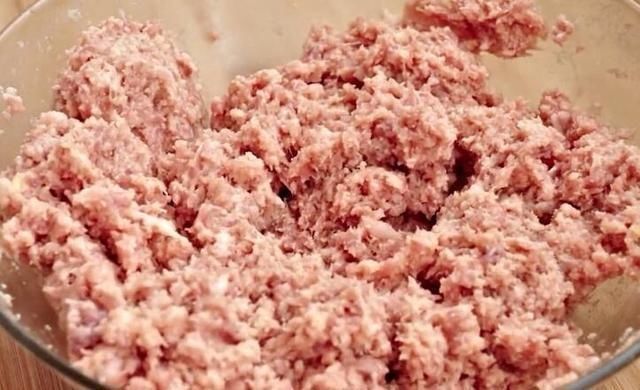 炸肉丸子时，有人用淀粉，用人用面粉，教你正确做法，太香了