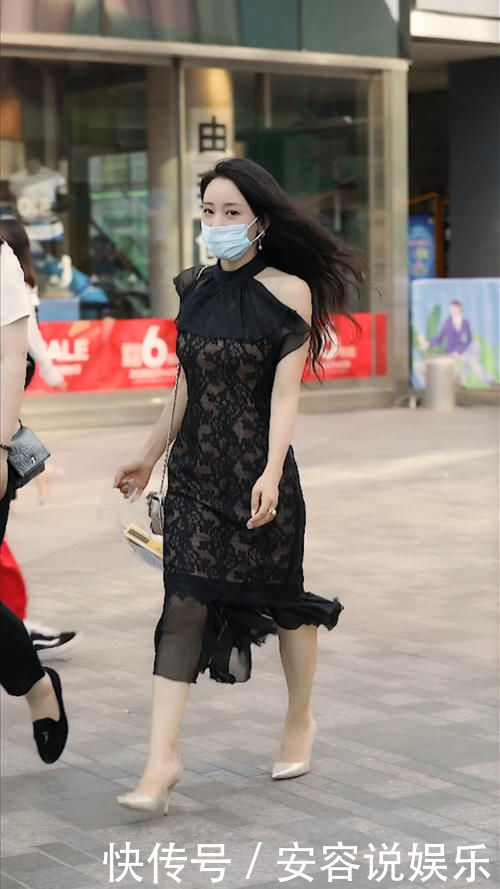 街拍中年美女的穿搭秘籍，黑色挂脖蕾丝长裙，展现无尽女人味