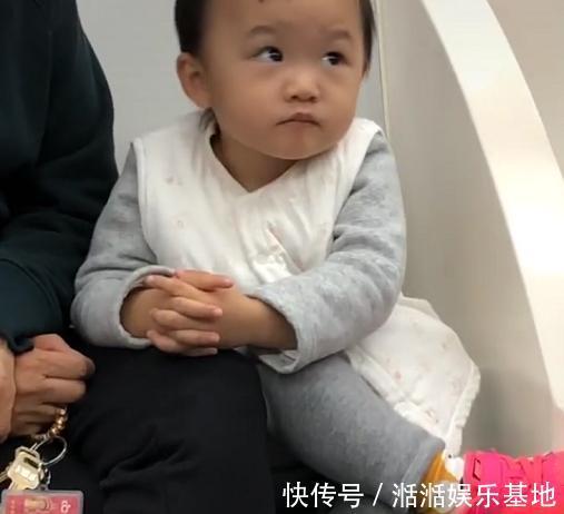 萌娃|“老干部奶奶”带娃坐地铁火了，萌娃“端手”的姿势模仿到了精髓