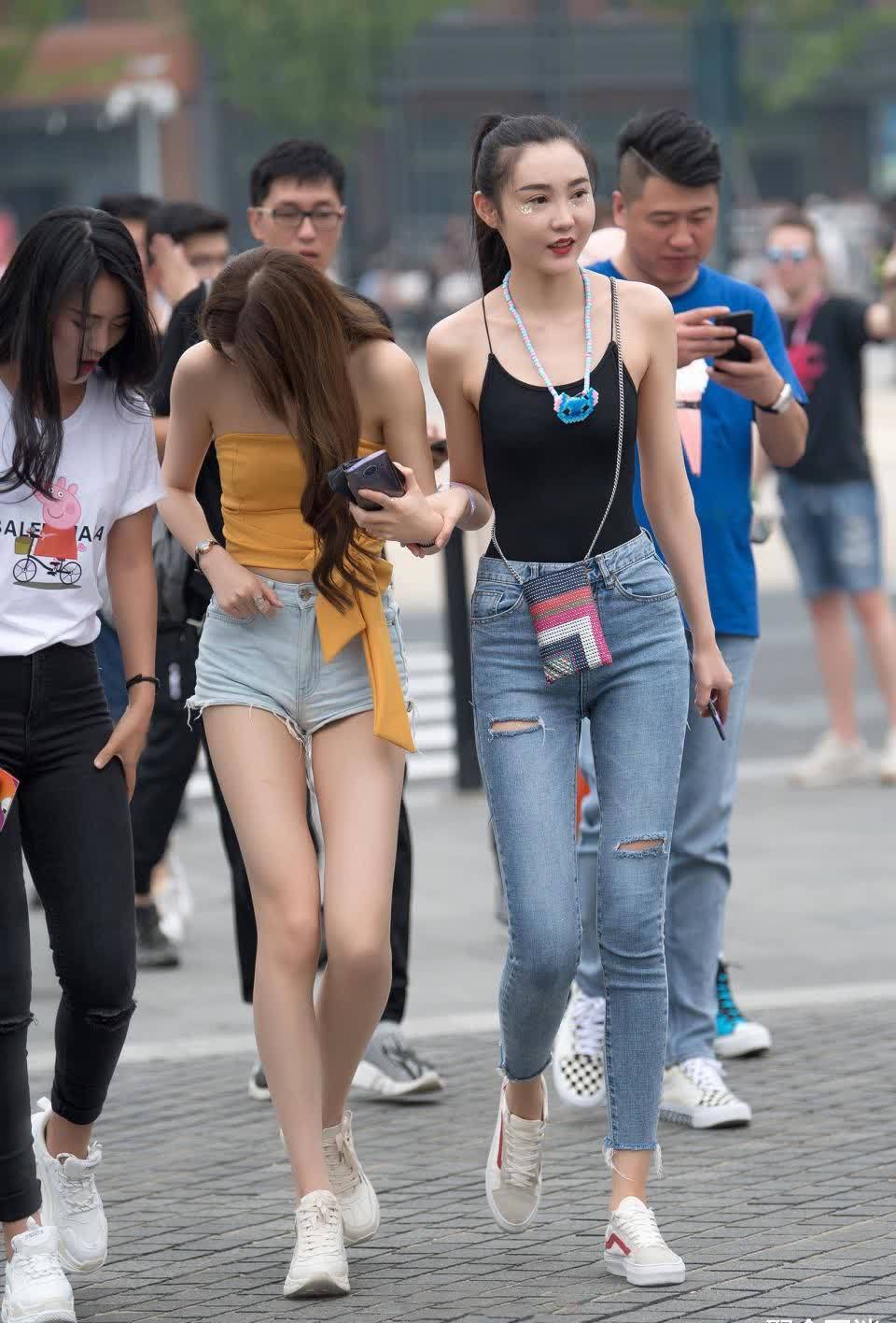 绑带背心 小姐姐的绑带背心显得她更加高挑! 网友: 没有长处莫撩她