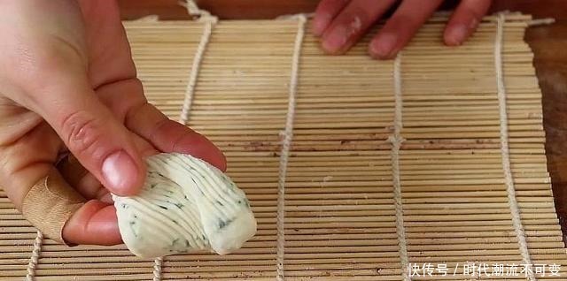 芹菜这样做太好吃了,去饭店都吃不到,做法简单,一大盘不够吃