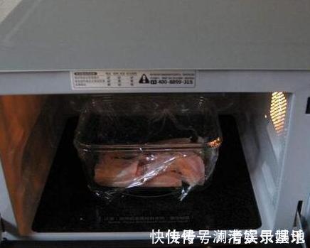 给猪肉解冻,用水泡就错了!教你小妙招,快速解冻,和鲜肉一样