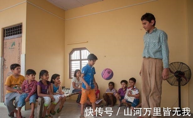 镜报|8岁男孩身高1.98米,刚出生便打破两项纪录,希望继续长高