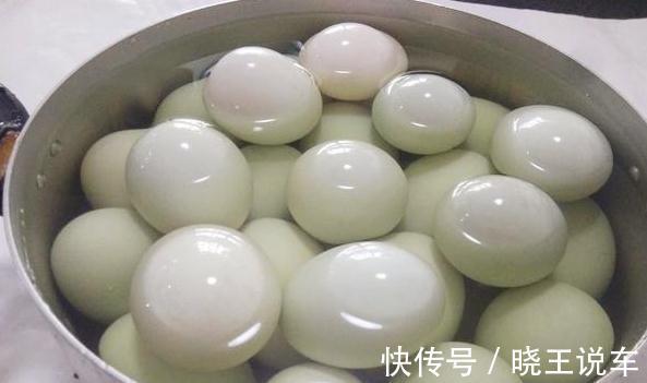 腌咸鸭蛋有窍门：只需2种辅料，10天就熟，蛋黄流油起沙，超级香