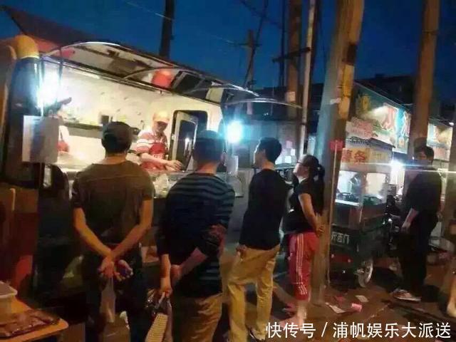  傻傻|串串饮料傻傻分不清楚老板摆摊用特制杯子，一次就卖两种东西