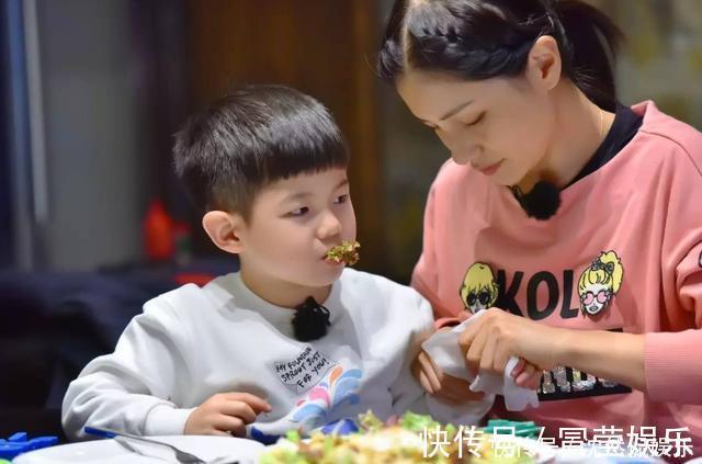 父母|孩子这些行为明明是缺爱,父母却沾沾自喜以为是高情商,太可悲了