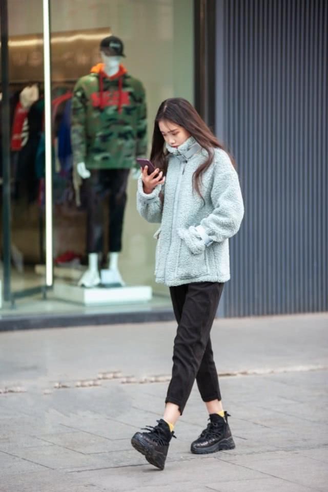 清爽大方简约中又不失高雅,可以轻松秀出青春靓丽的时尚感