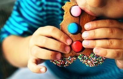 垃圾食品|带这些“字”的零食，属于“垃圾”食品，会害了娃家长别再买了