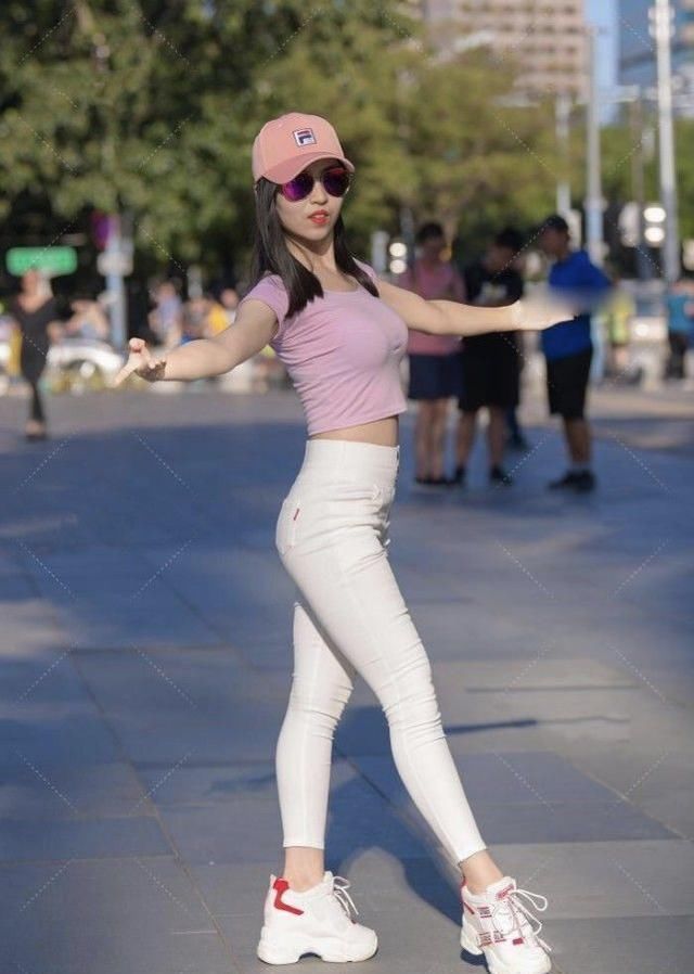 淡粉色短T搭配白色修身裤,运动感十足,青春靓丽