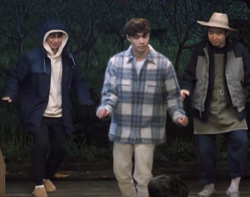 张艺兴刘晓邑即兴跳舞, 但被张子枫抢了镜头, 这坐姿绝了!