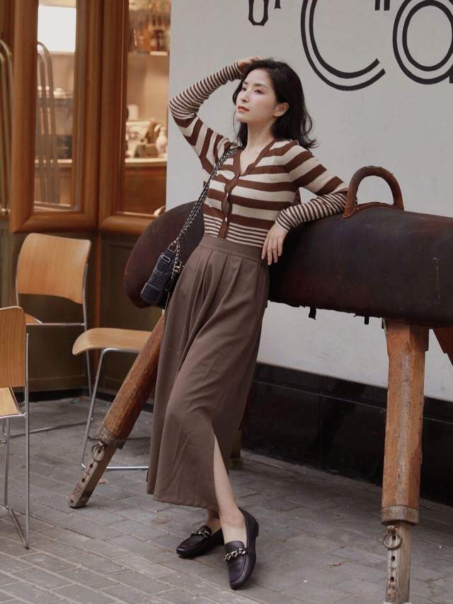 穿搭|秋季保暖怎么穿?不如试一试针织衫+牛仔裤,复古时髦又舒适