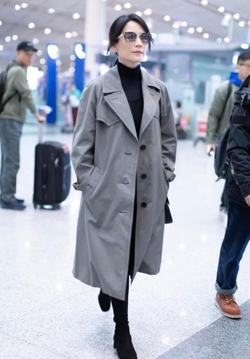 纯色 秋风衣是首选，明星手把手教你选款与搭配，换季照样美美的