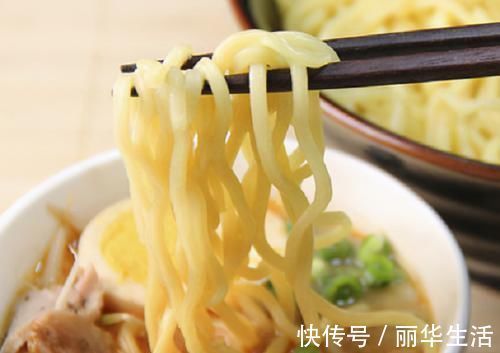 大厨|煮面条,水开下锅是大忌!学会饭店大厨的做法,面条劲道不起坨