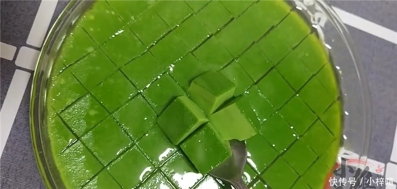 简单|菠菜加2个鸡蛋简单一做,比凉拌好吃,比炒的简单,孩子吃不够