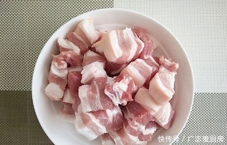 做红烧肉，别加水炖煮了，用上1个技巧，红烧肉香嫩多汁，还不腻