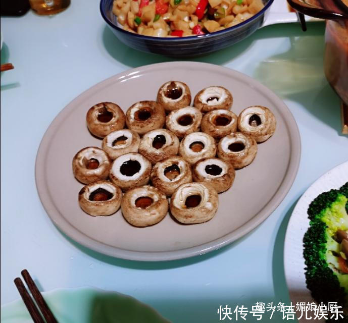 家里来客了,勤快的主妇做了一桌菜,其中有2道客人说从来没吃过