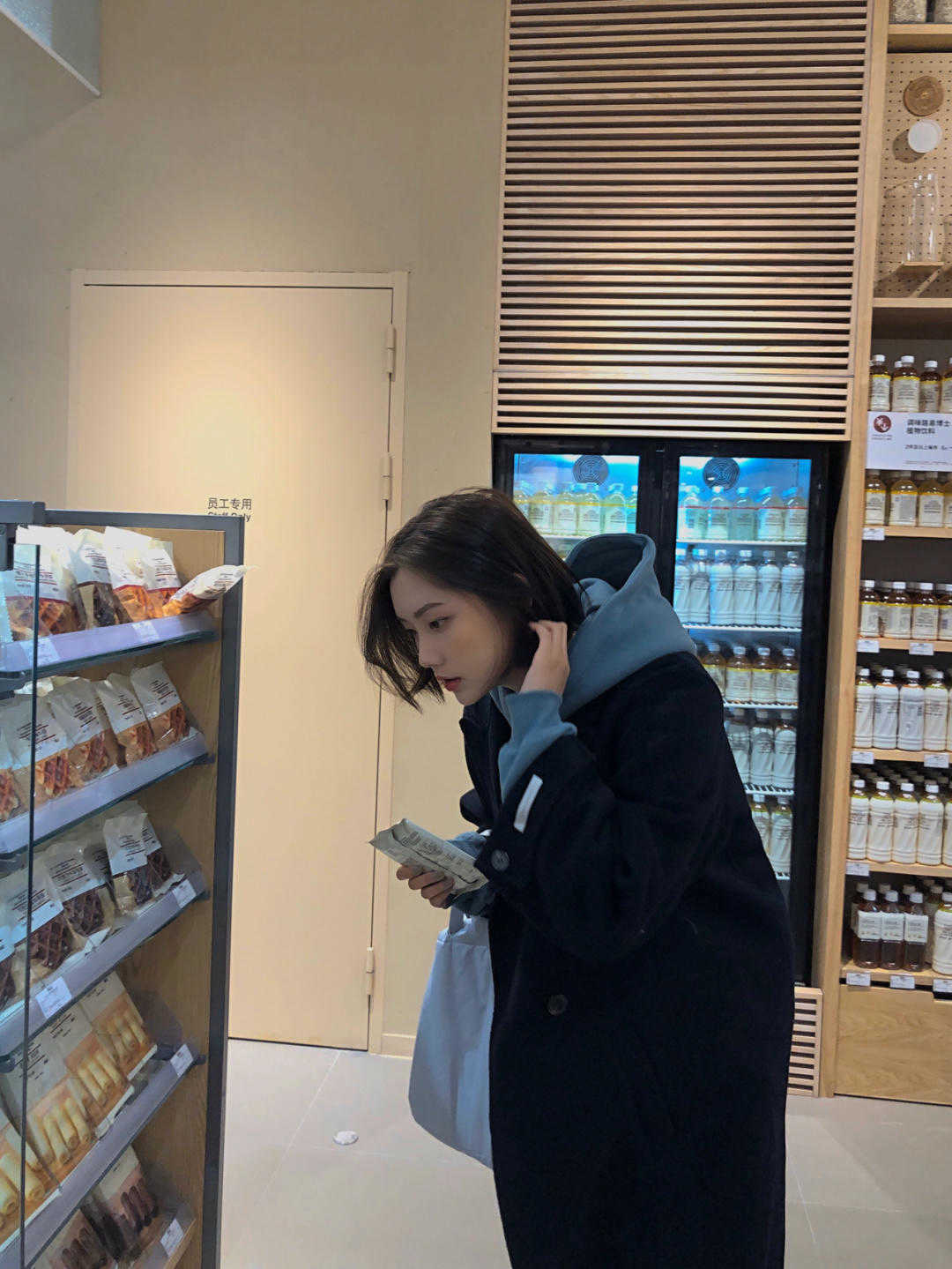 身形 初冬一定要选“大衣+卫衣”!遮肉显瘦又减龄,保暖效果还超赞