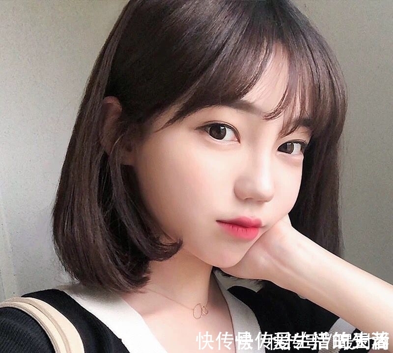 女孩子 网上很火的“不过肩”烫发,减龄又洋气,换了发型比整容更有魅力