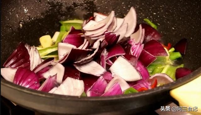 青椒籽|2个鸡蛋,1个洋葱,教你做最解馋的家常小炒,好看又好吃,超下饭