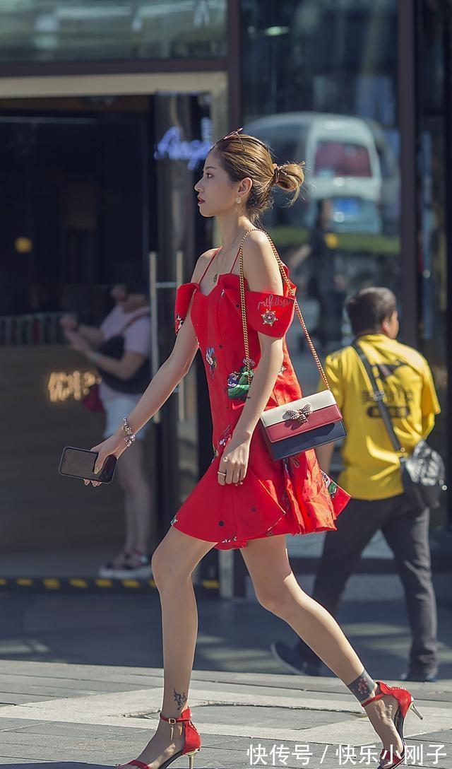 高跟鞋 连衣裙穿搭会显得脸型很好,浪漫复古又有点华丽,堪称示范模板